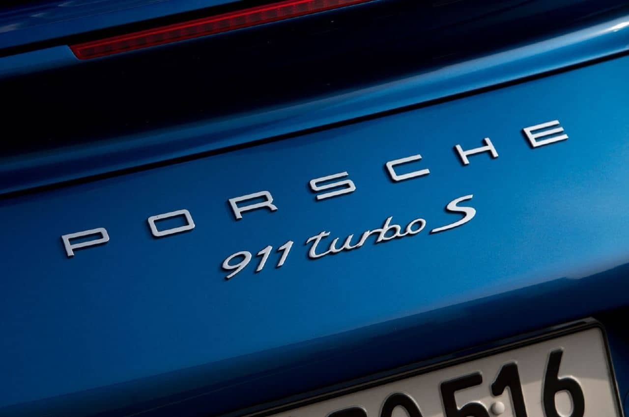 Надпись в стиле порше. Porsche 911 Turbo шильдик. 911 Porsche шильдик. Porsche Turbo s шильдик. 911 Turbo s шильдик.